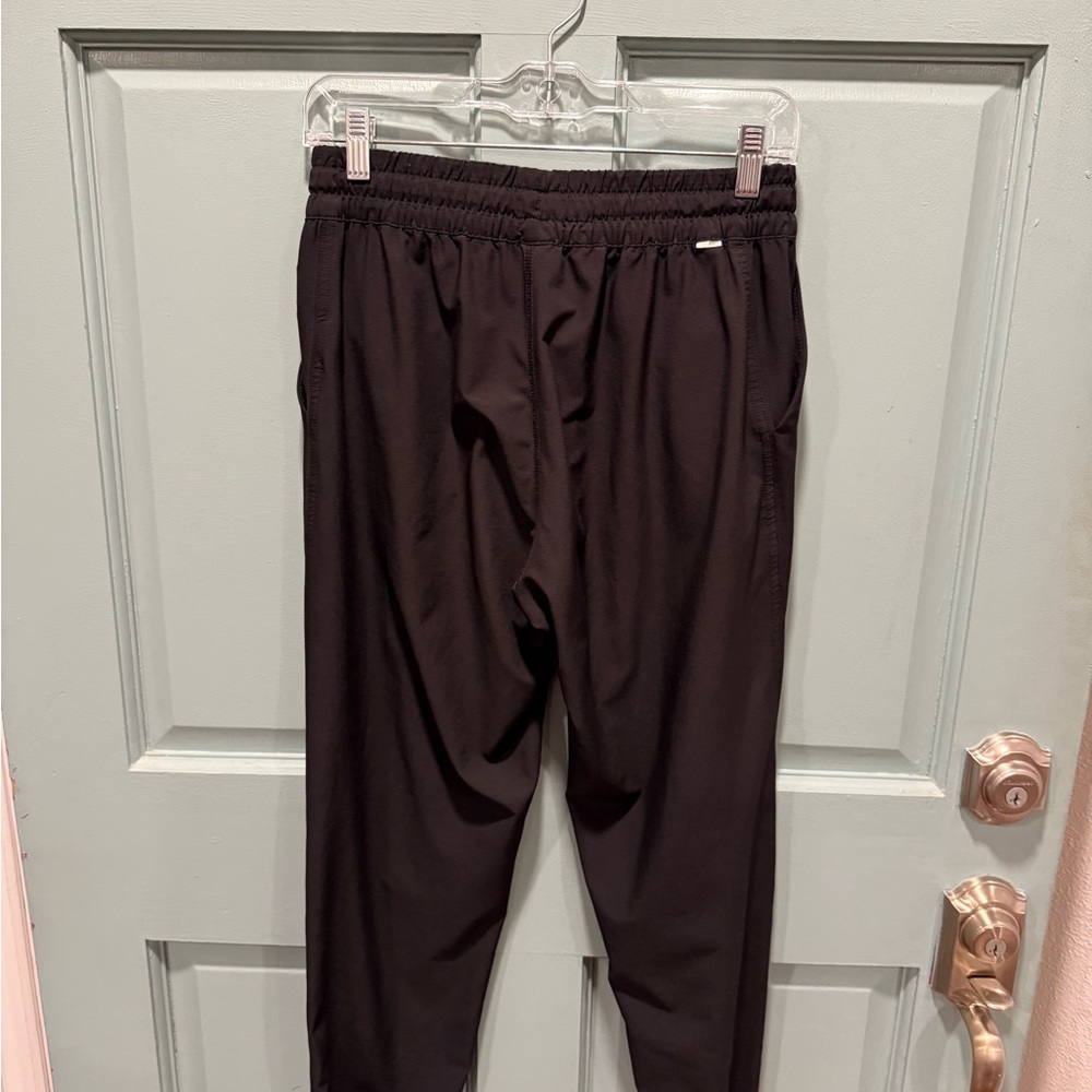 Vuori women’s Black Joggers